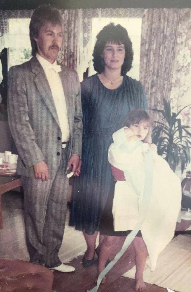 <strong>FAMILIE:</strong> Nils Midthun og Marit Melås med barna Anita og Tony under yngstemanns dåp i 1989. FOTO: Privat <strong>FAMILIE:</strong> Nils Midthun og Marit Melås med barna Anita og Tony under yngstemanns dåp i 1989. FOTO: Privat