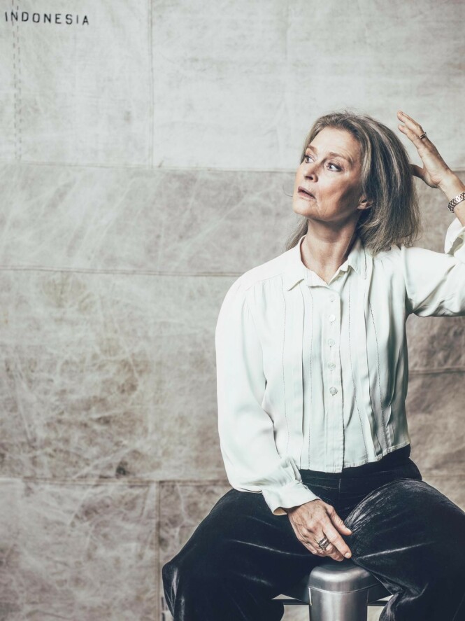 Klimaengasjerte Lena Endre elsker klær og forsvarer forbruket sitt med at hun ikke har kastet et eneste plagg siden 1970-tallet. – Datteren min kjøper aldri nye klær, hun kommer og henter hjemme hos meg, forteller hun. FOTO: Rickard L. Eriksson Klimaengasjerte Lena Endre elsker klær og forsvarer forbruket sitt med at hun ikke har kastet et eneste plagg siden 1970-tallet. – Datteren min kjøper aldri nye klær, hun kommer og henter hjemme hos meg, forteller hun. FOTO: Rickard L. Eriksson