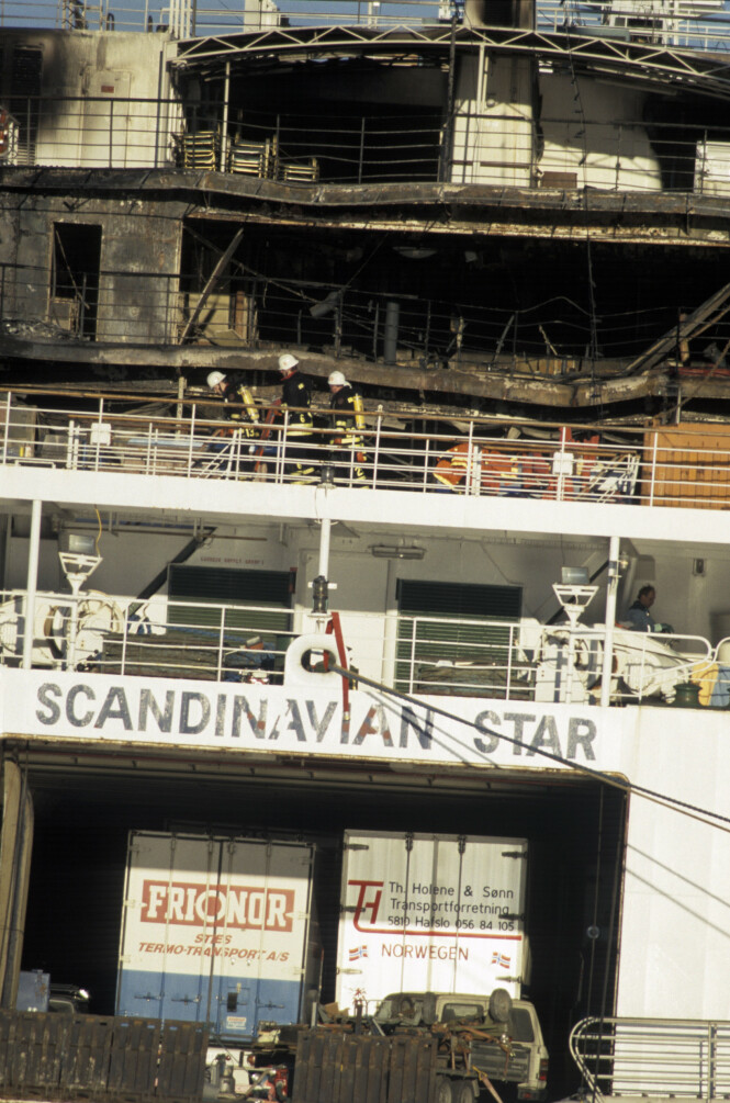 <strong>SISTEMANN OM BORD:</strong> Nils Midthuns lastebil (t.h.) var den siste som ble kjørt om bord på Scandinavian Star før det la ut fra Oslo. Her er lastebilen fotografert ved kaia i Lysekil i Sverige etter mordbrannen. FOTO: NTB scanpix <strong>SISTEMANN OM BORD:</strong> Nils Midthuns lastebil (t.h.) var den siste som ble kjørt om bord på Scandinavian Star før det la ut fra Oslo. Her er lastebilen fotografert ved kaia i Lysekil i Sverige etter mordbrannen. FOTO: NTB scanpix