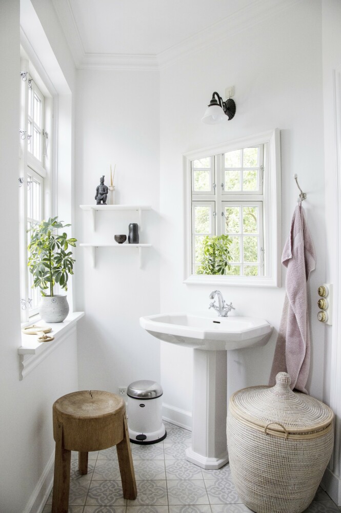 Badet har fått personlighet med mønstrete fliser fra Marokko, en rustikk taburett, en stor flettekurv og et håndkle i Louises favorittfarge. FOTO: Stine Christiansen Badet har fått personlighet med mønstrete fliser fra Marokko, en rustikk taburett, en stor flettekurv og et håndkle i Louises favorittfarge. FOTO: Stine Christiansen