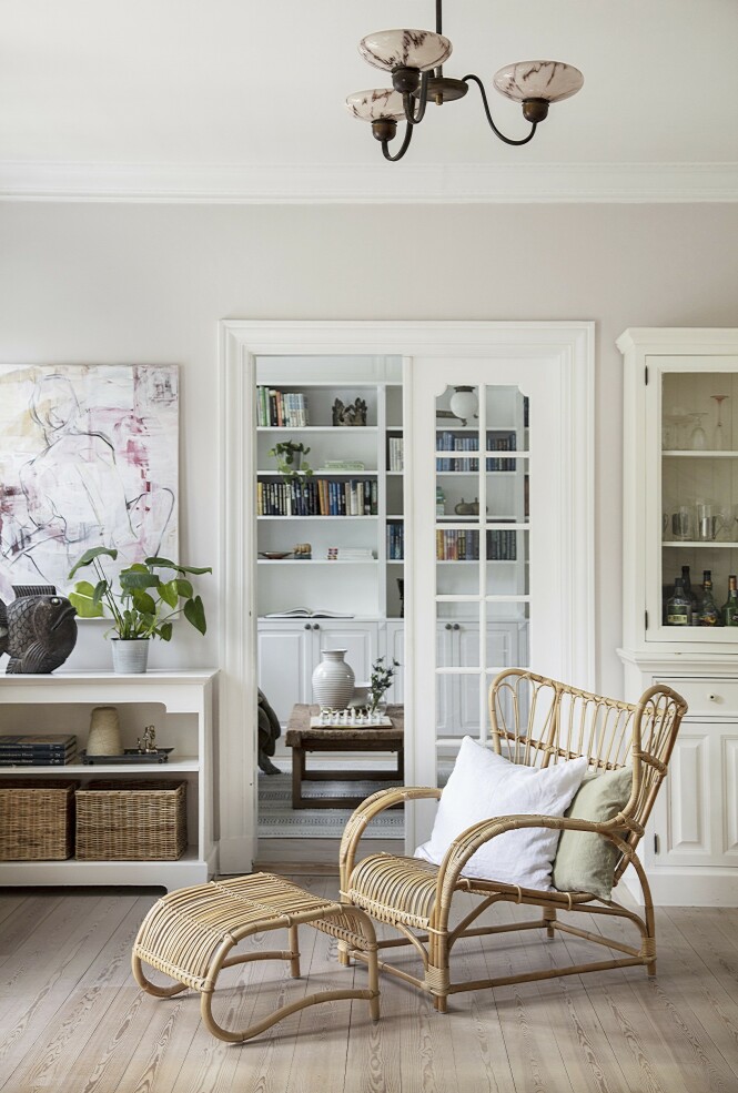 En vegg i stuen er malt i Louises favorittfarge, sart rosa. Bildet er malt av Louises søster, Rikke Line Andreassen. Reolen er et funn fra loppemarkedet, mens stolen er fra Sika Design. Lysekronen er et bruktfunn. FOTO: Stine Christiansen En vegg i stuen er malt i Louises favorittfarge, sart rosa. Bildet er malt av Louises søster, Rikke Line Andreassen. Reolen er et funn fra loppemarkedet, mens stolen er fra Sika Design. Lysekronen er et bruktfunn. FOTO: Stine Christiansen
