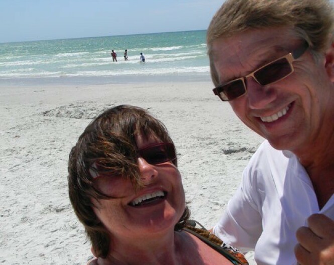 Gustav og Alis var hverandres livs kjærlighet. Her feiret de 40 år som par på en strand i Florida. En måned seinere døde Gustav brått. Foto: Privat Gustav og Alis var hverandres livs kjærlighet. Her feiret de 40 år som par på en strand i Florida. En måned seinere døde Gustav brått. Foto: Privat