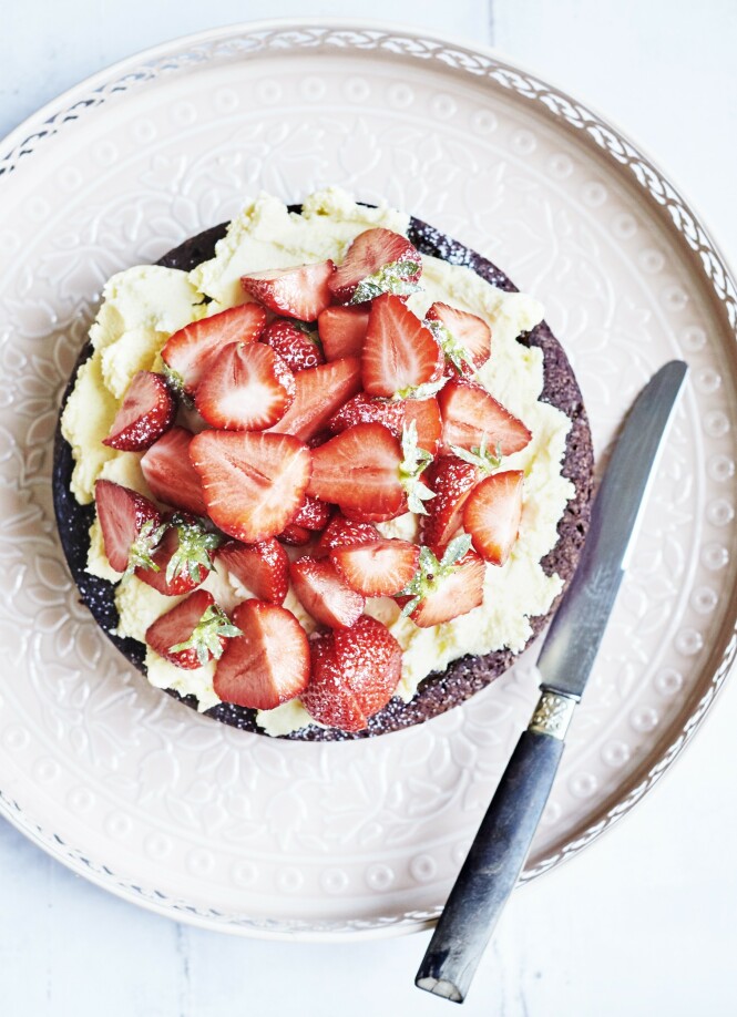 Det er ikke lett å stå imot en kake pyntet med jordbær som har fått et lite dryss melis over. FOTO: Betina Hastoft Det er ikke lett å stå imot en kake pyntet med jordbær som har fått et lite dryss melis over. FOTO: Betina Hastoft