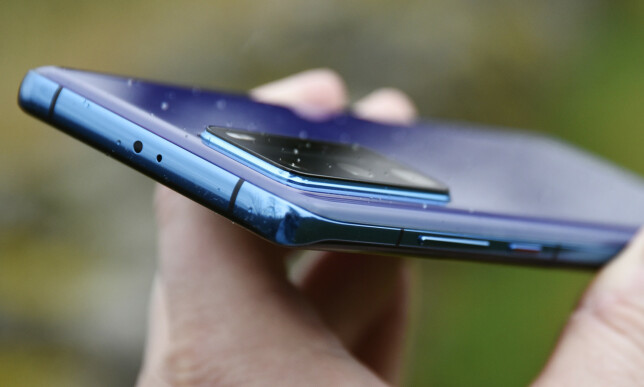IR-SENDER: Huawei byr fortsatt på en IR-sender på toppen av telefonen, som lar deg styre TV-er og andre dingser med infrarøde signaler. Foto: Pål Joakim Pollen IR-SENDER: Huawei byr fortsatt på en IR-sender på toppen av telefonen, som lar deg styre TV-er og andre dingser med infrarøde signaler. Foto: Pål Joakim Pollen