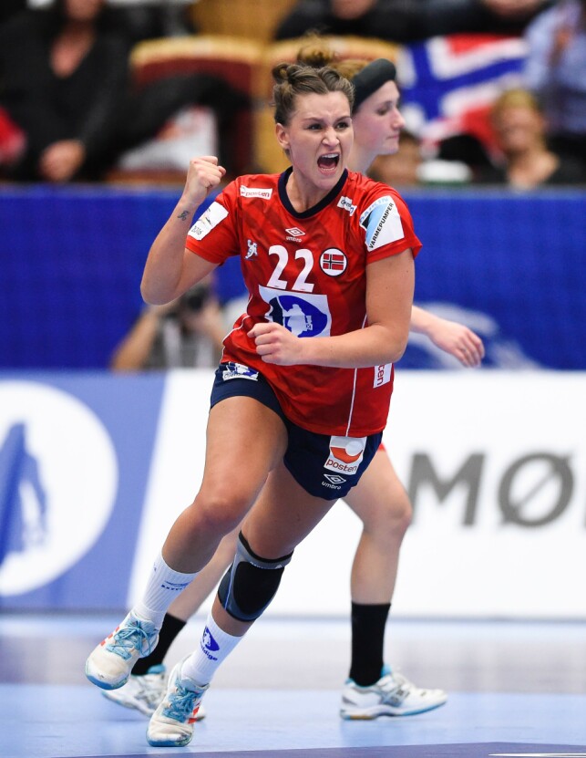 DYKTIG: Her er Amanda Kurtovic avbildet etter at hun scoret et mål i kampen mellom Danmark og Norge i 2016. Foto: NTB Scanpix DYKTIG: Her er Amanda Kurtovic avbildet etter at hun scoret et mål i kampen mellom Danmark og Norge i 2016. Foto: NTB Scanpix