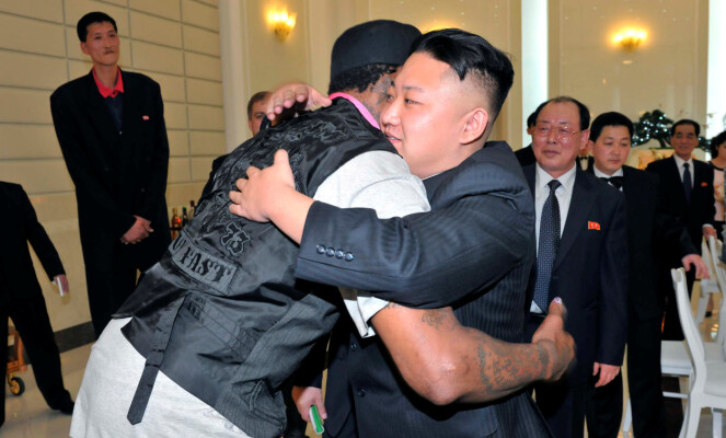 <strong>VENNER:</strong> Dennis Rodman og Kim Jong-un er ifølge Rodman selv venner for livet. Her er de avbildet under basketstjernens første besøk til Nord-Korea. Foto: NTB Scanpix <strong>VENNER:</strong> Dennis Rodman og Kim Jong-un er ifølge Rodman selv venner for livet. Her er de avbildet under basketstjernens første besøk til Nord-Korea. Foto: NTB Scanpix