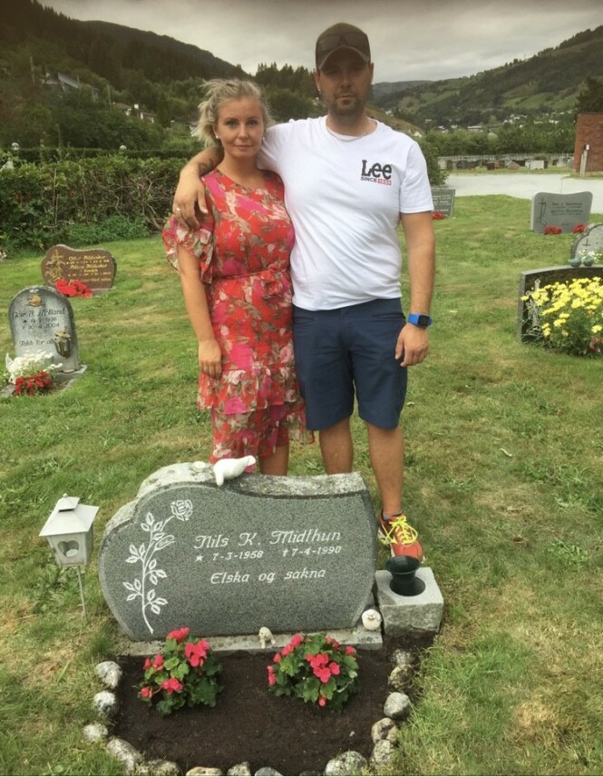 <strong>PÅ GRAVEN:</strong> Søsknene Anita og Tony på farens grav i Sogndal sommeren 2018. FOTO: Privat <strong>PÅ GRAVEN:</strong> Søsknene Anita og Tony på farens grav i Sogndal sommeren 2018. FOTO: Privat