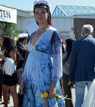 Mormor tenkte først det var synd å ikke få se barnebarnet i den fine dressen siste skoledag. I stedet strålte hun i ny kjole. Foto: Privat Mormor tenkte først det var synd å ikke få se barnebarnet i den fine dressen siste skoledag. I stedet strålte hun i ny kjole. Foto: Privat