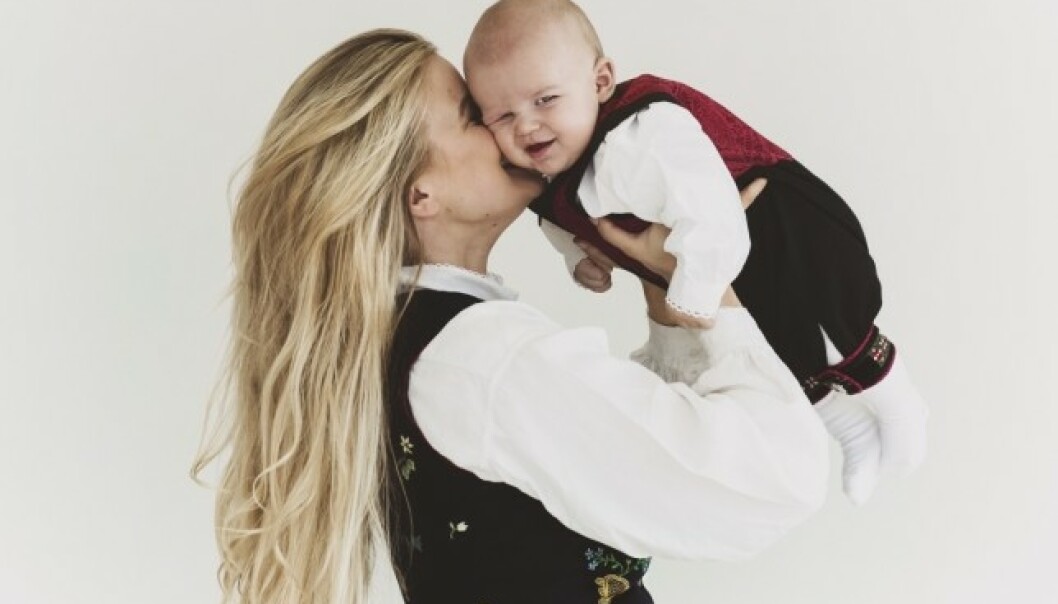 LIKER TILVÆRELSEN: Den første tiden som mor var for Sandra krevende og tung. Nå nyter hun småbarnslivet og er opptatt av å minne seg selv på alt hun er takknemlig for. FOTO: Astrid Waller LIKER TILVÆRELSEN: Den første tiden som mor var for Sandra krevende og tung. Nå nyter hun småbarnslivet og er opptatt av å minne seg selv på alt hun er takknemlig for. FOTO: Astrid Waller