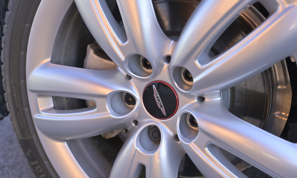 VELG FELG: Du trenger heldigvis ikke binde deg til de veldig sære felgene som er spesielt designet for den elektriske versjonen. Foto: Rune M. Nesheim VELG FELG: Du trenger heldigvis ikke binde deg til de veldig sære felgene som er spesielt designet for den elektriske versjonen. Foto: Rune M. Nesheim