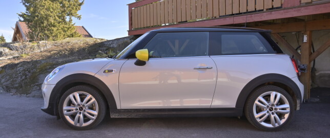 VELKJENT: Siluetten kjennes igjen. Den elektriske versjonen kommer kun i tredørsutgave, angivelig på grunn av stivheten i karosseriet. Foto: Rune M. Nesheim VELKJENT: Siluetten kjennes igjen. Den elektriske versjonen kommer kun i tredørsutgave, angivelig på grunn av stivheten i karosseriet. Foto: Rune M. Nesheim
