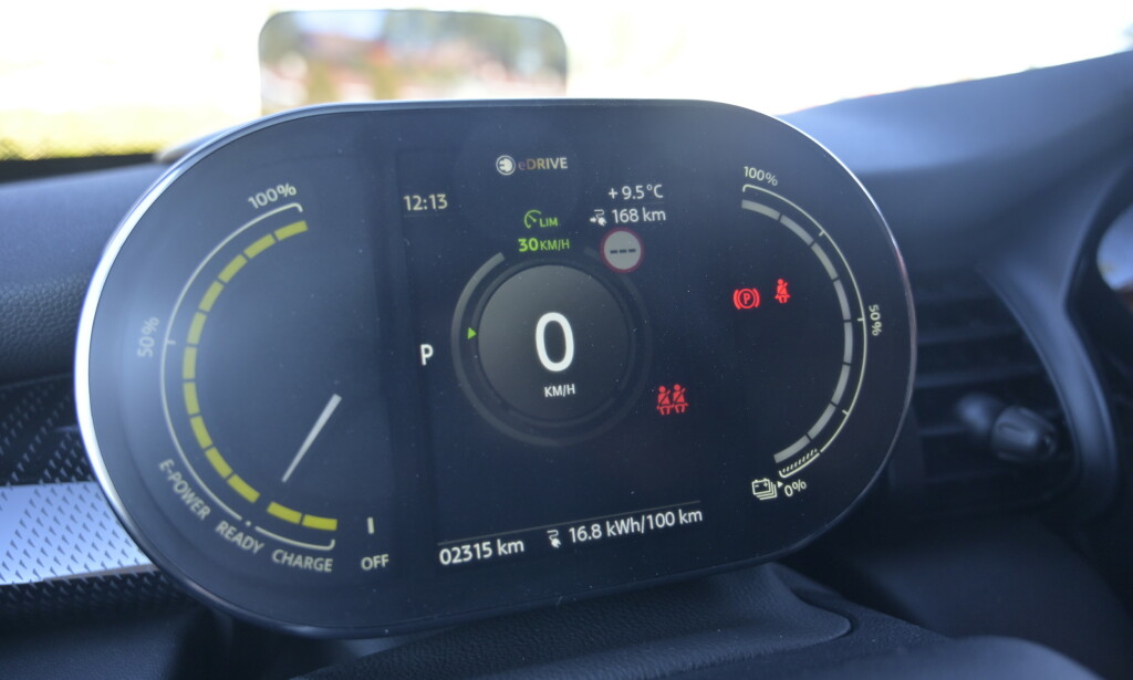 DIGITALT: Denne ovalen med tredelt skjerm i matt finish er særegen for den elektriske versjonen og er egentlig ikke så kul som man hadde håpet på. Det kunne både vært mer info der og hvorfor ikke en litt nøyaktig måler på batterikapasitet i stedenor stårt graverte felter? Foto: Rune M. Nesheim DIGITALT: Denne ovalen med tredelt skjerm i matt finish er særegen for den elektriske versjonen og er egentlig ikke så kul som man hadde håpet på. Det kunne både vært mer info der og hvorfor ikke en litt nøyaktig måler på batterikapasitet i stedenor stårt graverte felter? Foto: Rune M. Nesheim