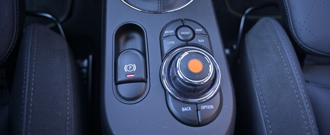 PREMIUM: Mellom de litt smale men gode og sportslige forsetene, styrer man skjermen på BMW-vis. Foto: Rune M. Nesheim PREMIUM: Mellom de litt smale men gode og sportslige forsetene, styrer man skjermen på BMW-vis. Foto: Rune M. Nesheim