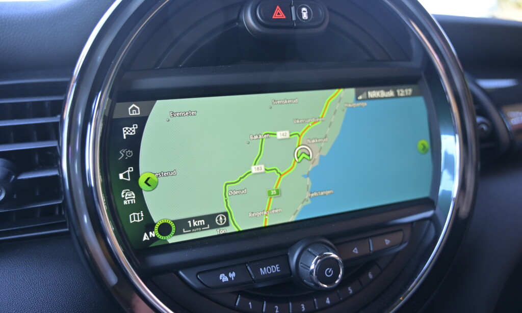 KOMPROMISS: Rundingen ble til i 2001, da med markedets største speedometer. Senere ble det flyttet foran føreren og erstattet med en widescreen skjerm. Men man har i det minste funksjonaliteten fra BMW og den er bra. KOMPROMISS: Rundingen ble til i 2001, da med markedets største speedometer. Senere ble det flyttet foran føreren og erstattet med en widescreen skjerm. Men man har i det minste funksjonaliteten fra BMW og den er bra.