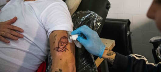 Her tatoveres Tegnell på Gustavs arm Her tatoveres Tegnell på Gustavs arm