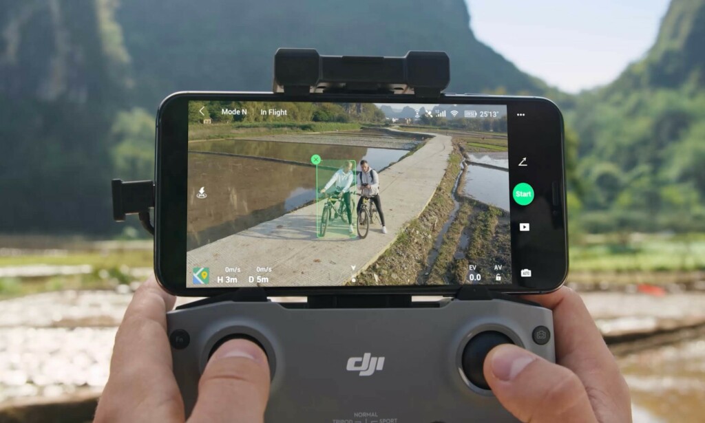 NY FJERNKONTROLL: Endelig er skjermen øverst igjen, slik den var på fjernkontrollen til DJI Phantom-dronene. Foto: Pål Joakim Pollen NY FJERNKONTROLL: Endelig er skjermen øverst igjen, slik den var på fjernkontrollen til DJI Phantom-dronene. Foto: Pål Joakim Pollen
