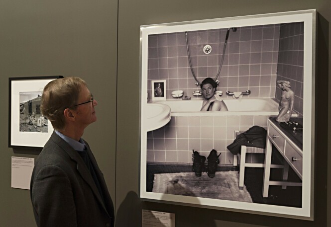 HITLERS BADEKAR: Antony William Roland Penrose, sønnen til krigsfotograf Lee Miller, betrakter det ikoniske bildet som ble tatt av moren i Hitles badekar i 1945. Her fra en utstilling i London i 2015. Miller ble avfotografert av kollega David Scherman etter at de allierte overtok Hitlers München-leilighet. FOTO: NTB scanpix HITLERS BADEKAR: Antony William Roland Penrose, sønnen til krigsfotograf Lee Miller, betrakter det ikoniske bildet som ble tatt av moren i Hitles badekar i 1945. Her fra en utstilling i London i 2015. Miller ble avfotografert av kollega David Scherman etter at de allierte overtok Hitlers München-leilighet. FOTO: NTB scanpix