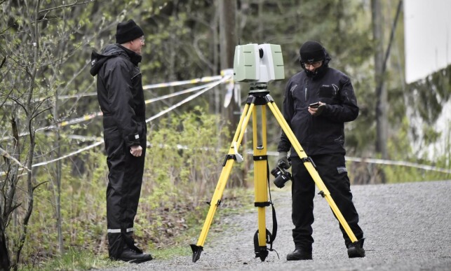 3D-KAMERA: Politiet tar bilder med det som skal være et 3D-kamera i terrenghet rundt boligen. Foto: Lars Eivind Bones / Dagbladet 3D-KAMERA: Politiet tar bilder med det som skal være et 3D-kamera i terrenghet rundt boligen. Foto: Lars Eivind Bones / Dagbladet