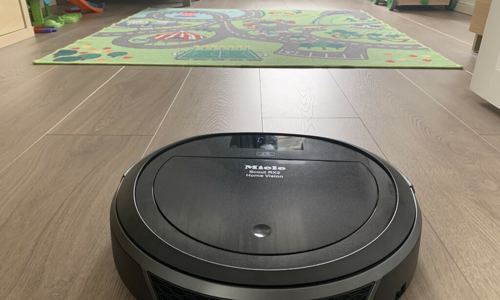 TRØBBEL RETT FORUT: Robotstøvsugeren sleit blant annet med dette teppet på barnerommet. Foto: Bjørn Eirik Loftås TRØBBEL RETT FORUT: Robotstøvsugeren sleit blant annet med dette teppet på barnerommet. Foto: Bjørn Eirik Loftås