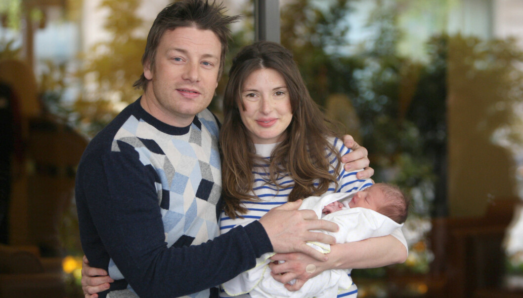 UNGE FORELDRE: Jamie og Jools Oliver
Jools med sin nyfødte datter Petal Blossom Rainbow i 2009. FOTO: NTB Scanpix UNGE FORELDRE: Jamie og Jools Oliver
Jools med sin nyfødte datter Petal Blossom Rainbow i 2009. FOTO: NTB Scanpix
