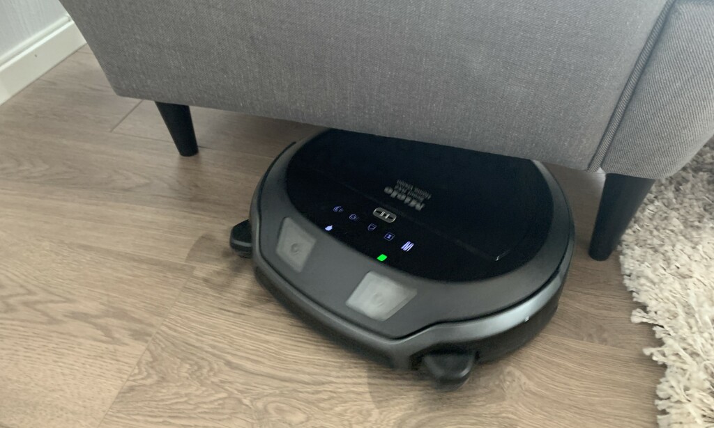 LAVPROFIL: Med sine 8,5 cm i høyden, er det ikke mange sofaer, bokhyller og senger den ikke kommer seg under. Foto: Bjørn Eirik Loftås LAVPROFIL: Med sine 8,5 cm i høyden, er det ikke mange sofaer, bokhyller og senger den ikke kommer seg under. Foto: Bjørn Eirik Loftås