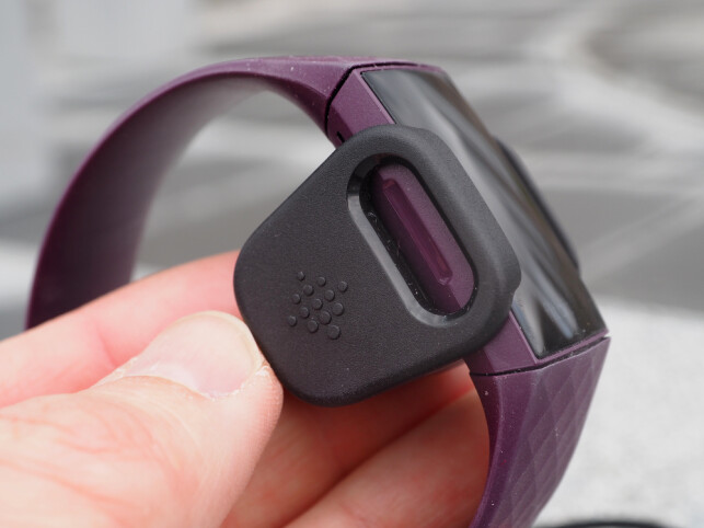 EGEN LADER: Fitbit går fremdeles for en proprietær ladeløsning, som du klipser rundt selve aktivitetsmåleren. Selv om vi ikke er fan av slike særegne løsninger, er den enkel å feste på. Armbåndet er fulladet på under en time. Foto: Kirsti Østvang EGEN LADER: Fitbit går fremdeles for en proprietær ladeløsning, som du klipser rundt selve aktivitetsmåleren. Selv om vi ikke er fan av slike særegne løsninger, er den enkel å feste på. Armbåndet er fulladet på under en time. Foto: Kirsti Østvang