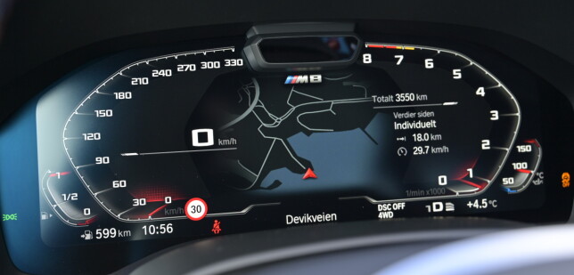 SPORTY? Vi ser med halvveis forskrekkelse at man har valgt den kjipe designen fremfor instrumentene man ser i X3 M. Rødmarkeringen begynner på 4000 omdreininger når bilen er kald og kryper sakte men sikkert opp til 7200 når den oppnår driftstemperatur. Foto: Rune M. Nesheim SPORTY? Vi ser med halvveis forskrekkelse at man har valgt den kjipe designen fremfor instrumentene man ser i X3 M. Rødmarkeringen begynner på 4000 omdreininger når bilen er kald og kryper sakte men sikkert opp til 7200 når den oppnår driftstemperatur. Foto: Rune M. Nesheim