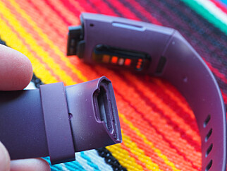 UTSKIFTBART: Du kan bytte armbånd på Charge 4, og de kommer enkelt av ved at du trykker inn en liten knapp i festet. Foto: Kirsti Østvang UTSKIFTBART: Du kan bytte armbånd på Charge 4, og de kommer enkelt av ved at du trykker inn en liten knapp i festet. Foto: Kirsti Østvang