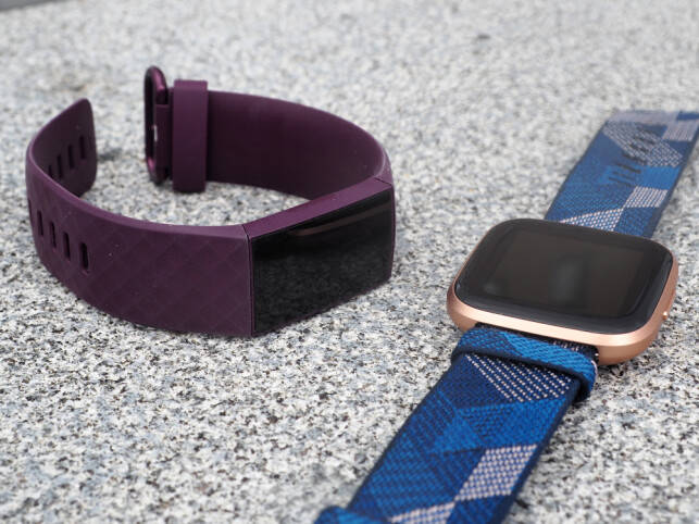 UFORANDRET: Bortsett fra nye farger har Fitbit Charge 4 samme design som forgjengeren. Kjedelig for den som ønsket seg noe nytt, men det er fortsatt pent. Her sammen med Fitbits Versa 2-smartklokke. Foto: Kirsti Østvang UFORANDRET: Bortsett fra nye farger har Fitbit Charge 4 samme design som forgjengeren. Kjedelig for den som ønsket seg noe nytt, men det er fortsatt pent. Her sammen med Fitbits Versa 2-smartklokke. Foto: Kirsti Østvang