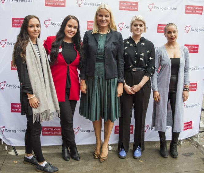 FIKK UTMERKELSE: Kronprinsesse Mette-Marit med de nominerte til Skamløsprisen i 2017 - det var June Holm (nr. 2 f.v.) og medgrunnlegger Andrea Voll Voldum (t.v.) som vant utmerkelsen. Fra høyre: Sofie Frost og Ellen Støkken Dahl. FOTO: NTB scanpix FIKK UTMERKELSE: Kronprinsesse Mette-Marit med de nominerte til Skamløsprisen i 2017 - det var June Holm (nr. 2 f.v.) og medgrunnlegger Andrea Voll Voldum (t.v.) som vant utmerkelsen. Fra høyre: Sofie Frost og Ellen Støkken Dahl. FOTO: NTB scanpix