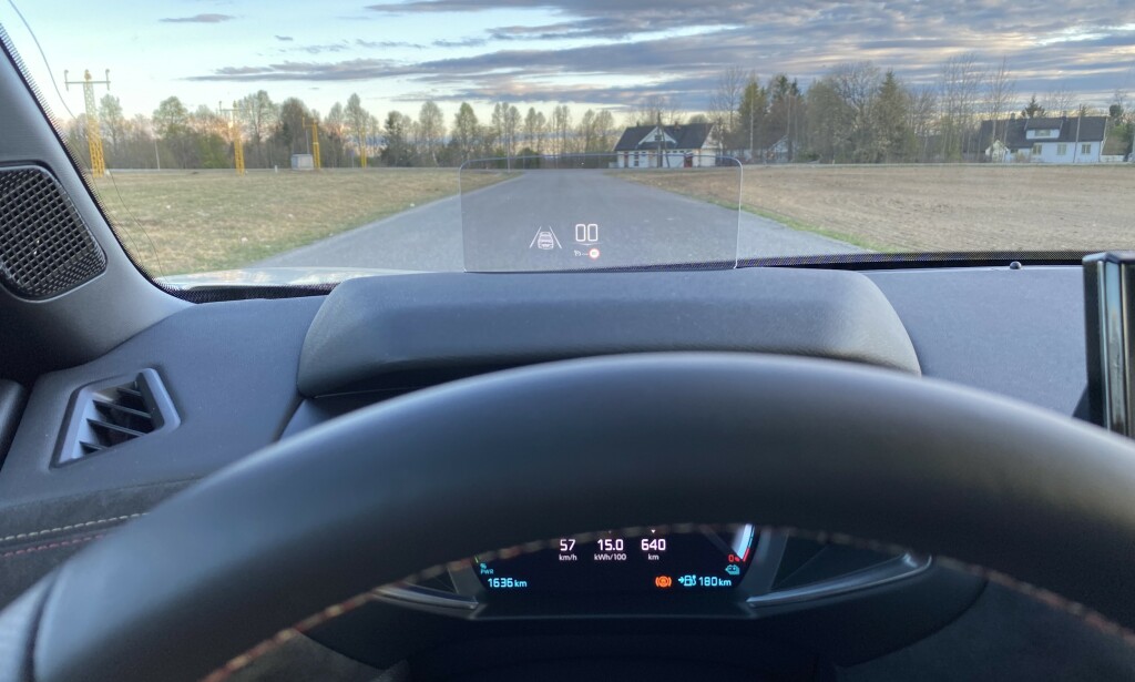 HEAD-UP: Displayet kommer opp i form av en plate over dashbordet, men er på ingen måte til sjenanse, kun god hjelp. Vi liker det. Foto: Fred Magne Skillebæk HEAD-UP: Displayet kommer opp i form av en plate over dashbordet, men er på ingen måte til sjenanse, kun god hjelp. Vi liker det. Foto: Fred Magne Skillebæk