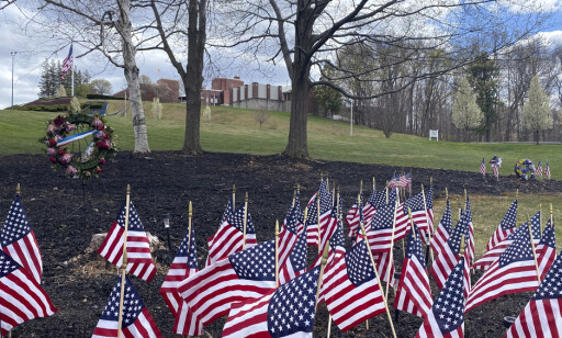 Flagg og blomsterkranser til minne om de avdøde veteranene utenfor pleiehjemmet i Holyoke. Utbruddet er trolig det verste ved en pleieinstitusjon i USA. Foto: Rodrique Ngowi / AP / NTB scanpix Flagg og blomsterkranser til minne om de avdøde veteranene utenfor pleiehjemmet i Holyoke. Utbruddet er trolig det verste ved en pleieinstitusjon i USA. Foto: Rodrique Ngowi / AP / NTB scanpix
