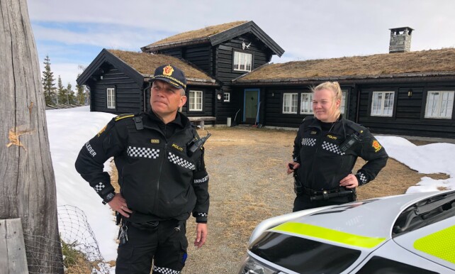 PÅ PLASS: Politiet er på Hagens hytte. Foto: Øistein Monsen / Dagbladet PÅ PLASS: Politiet er på Hagens hytte. Foto: Øistein Monsen / Dagbladet