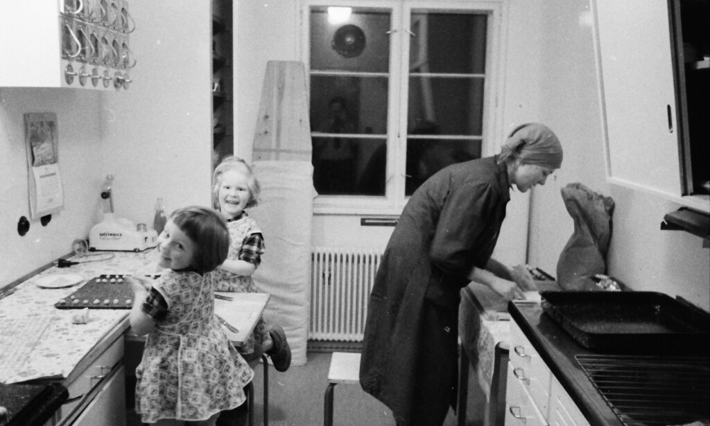 PÅ KJØKKENET: Forfatterens bestemor på kjøkkenet med døtrene. Foto: PRIVAT PÅ KJØKKENET: Forfatterens bestemor på kjøkkenet med døtrene. Foto: PRIVAT
