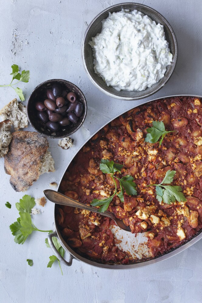 På gresk heter denne retten «gigantes plaki», som er en ovnsrett med bønner og krydret tomatsaus. FOTO: Winnie Methmann På gresk heter denne retten «gigantes plaki», som er en ovnsrett med bønner og krydret tomatsaus. FOTO: Winnie Methmann