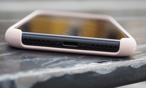 FORTSATT LIGHTNING: Apple har ikke droppet Lightning-ladepluggen selv om EU har lyst til p kvitte seg med den. For øvrig kan iPhone SE også lades trådløst. PS: Den er også vanntett, eller vannbestandig er vel mer korrekt å si. Foto: Kirsti Østvang FORTSATT LIGHTNING: Apple har ikke droppet Lightning-ladepluggen selv om EU har lyst til p kvitte seg med den. For øvrig kan iPhone SE også lades trådløst. PS: Den er også vanntett, eller vannbestandig er vel mer korrekt å si. Foto: Kirsti Østvang