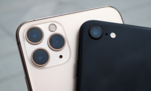DEN STORE FORSKJELLEN: De er ganske åpenbar hva som skiller iPhone SE fra de dyreste iPhone 11 Pro-modellene. Det er tre kameraer bak mot ett. Prestasjonsmessig betyr ikke det nødvendigvis alt. Foto: Kirsti Østvang DEN STORE FORSKJELLEN: De er ganske åpenbar hva som skiller iPhone SE fra de dyreste iPhone 11 Pro-modellene. Det er tre kameraer bak mot ett. Prestasjonsmessig betyr ikke det nødvendigvis alt. Foto: Kirsti Østvang