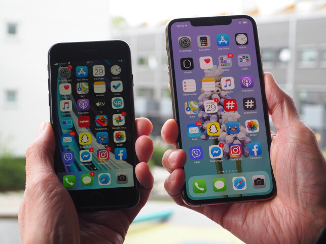 MINST OG STØRST: Her er den minste og den største mobilen Apple har å by på. iPhone SE på 4,7 tommer og iPhone 11 Pro Max på 6,5 tommer. Foto: Kirsti Østvang MINST OG STØRST: Her er den minste og den største mobilen Apple har å by på. iPhone SE på 4,7 tommer og iPhone 11 Pro Max på 6,5 tommer. Foto: Kirsti Østvang