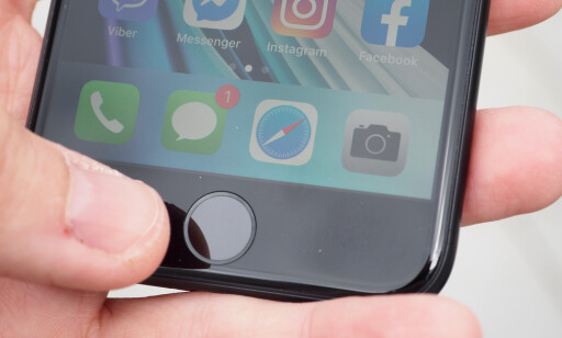 FINGERAVTRYKKSLESER: Hjemknappen på iPhone SE brukes også til å låse opp mobilen. En kjapp og sikker løsning. Foto: Kirsti Østvang FINGERAVTRYKKSLESER: Hjemknappen på iPhone SE brukes også til å låse opp mobilen. En kjapp og sikker løsning. Foto: Kirsti Østvang