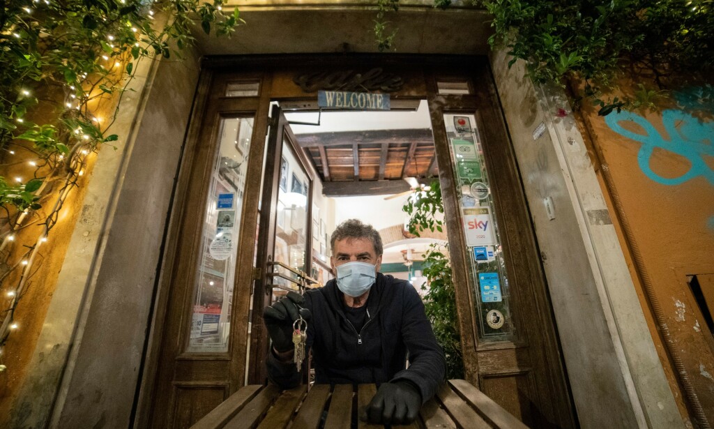 PROTEST: I Italia protesterer flere restauranteiere mot mydnighetenes beslutning om å ikke åpne restauranter, barer og strender før 1. juli. Foto: Davide Fracassi/Pacific Press/Shutterstock PROTEST: I Italia protesterer flere restauranteiere mot mydnighetenes beslutning om å ikke åpne restauranter, barer og strender før 1. juli. Foto: Davide Fracassi/Pacific Press/Shutterstock