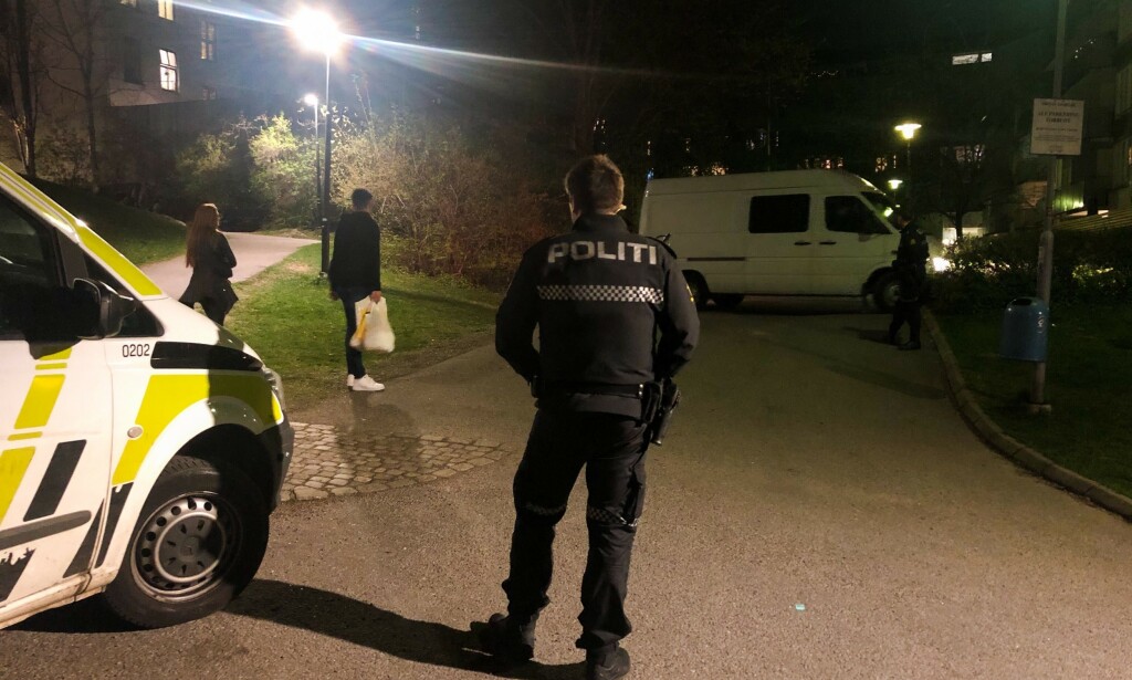 VAKT: Åstedet for knivstikkinga forrige torsdag skal være ballbanen mellom Smedgata og Borggata på Tøyen. Et område som lenge har vært kjent for politiet som et sted der det foregår slag av narkotika. Foto: Øistein Norum Monsen / Dagbladet VAKT: Åstedet for knivstikkinga forrige torsdag skal være ballbanen mellom Smedgata og Borggata på Tøyen. Et område som lenge har vært kjent for politiet som et sted der det foregår slag av narkotika. Foto: Øistein Norum Monsen / Dagbladet