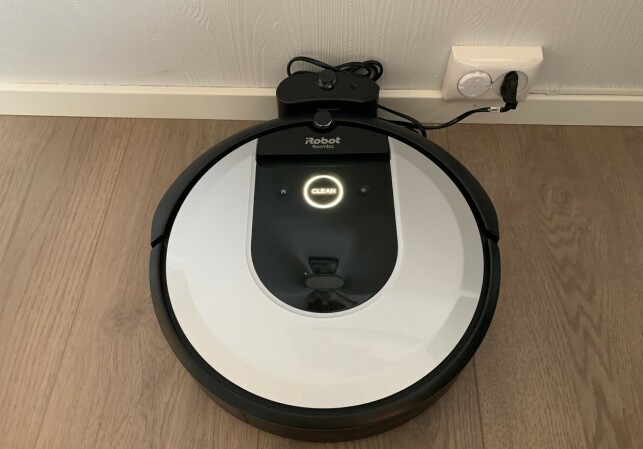 I DOCKEN: iRobot i7 på plass i ladestasjonen. Legg merke tild den store Clean-knappen. Et trykk, og den er i gang. Foto: Bjørn Eirik Loftås I DOCKEN: iRobot i7 på plass i ladestasjonen. Legg merke tild den store Clean-knappen. Et trykk, og den er i gang. Foto: Bjørn Eirik Loftås