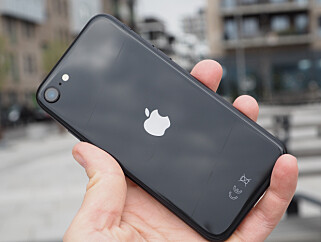 KLASSIKER: iPhone SE har det klassiske iPhone-designet fra noen år tilbake. Foto: Kirsti Østvang KLASSIKER: iPhone SE har det klassiske iPhone-designet fra noen år tilbake. Foto: Kirsti Østvang