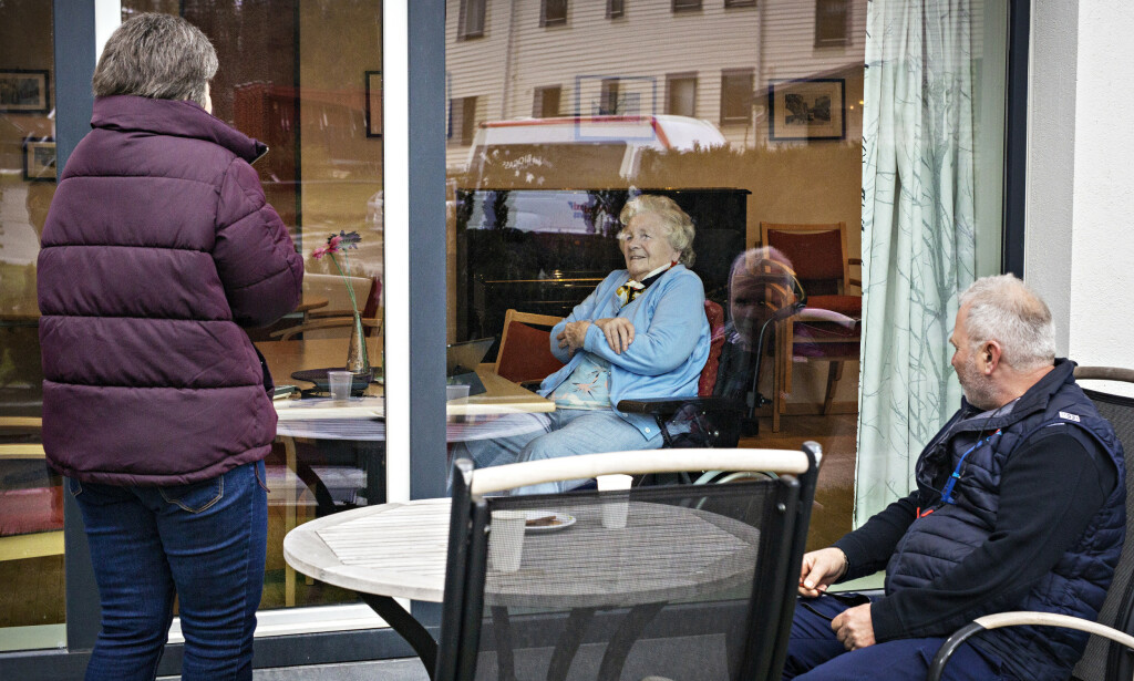 - KAN IKKE HA DET BEDRE: Randi Solveig Aasnes (90) sier hun ikke kunne hatt det bedre med tanke på situasjonen. - Om man sitter inne hjemme eller her, det er jo det samme. Men det er litt kjedelig å ikke kunne ha besøk, for jeg har hatt besøk nesten hver dag, sier hun. Foto: Jørn H Moen / Dagbladet - KAN IKKE HA DET BEDRE: Randi Solveig Aasnes (90) sier hun ikke kunne hatt det bedre med tanke på situasjonen. - Om man sitter inne hjemme eller her, det er jo det samme. Men det er litt kjedelig å ikke kunne ha besøk, for jeg har hatt besøk nesten hver dag, sier hun. Foto: Jørn H Moen / Dagbladet