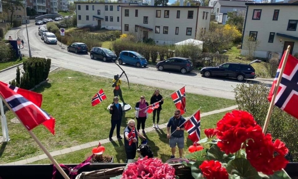 HIPP HURRA: Da Randi Solveig Aasnes fylte 90 år søndag 26. april, troppet familien opp utenfor sykehjemmet med flagg og bursdagssang for jubilanten. - Det var veldig stas, sier hun. Foto: Abildsø sykehjem HIPP HURRA: Da Randi Solveig Aasnes fylte 90 år søndag 26. april, troppet familien opp utenfor sykehjemmet med flagg og bursdagssang for jubilanten. - Det var veldig stas, sier hun. Foto: Abildsø sykehjem