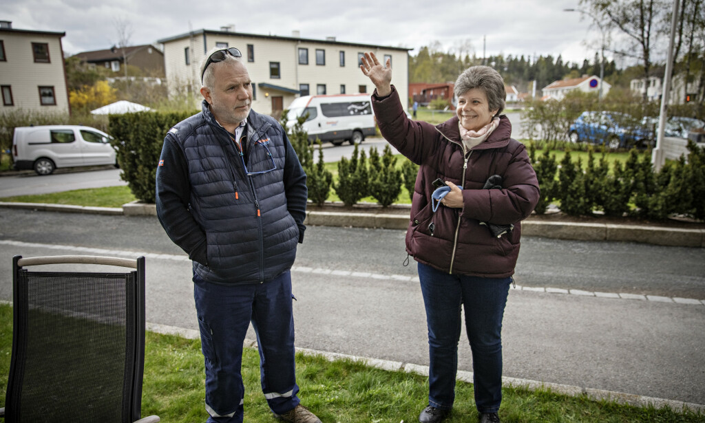 VINKER FARVEL: Ingar og Grethe Aasnes er vant til å besøke mamma Randi flere ganger i uka. Når det en gang åpnes for besøk er begge klare på at de fortsatt vil være forsiktige. - Jeg tror jeg likevel vil holde litt avstand, og sette litt regler foran det man har lyst til å gjøre, sier Randi. Foto: Jørn H Moen / Dagbladet VINKER FARVEL: Ingar og Grethe Aasnes er vant til å besøke mamma Randi flere ganger i uka. Når det en gang åpnes for besøk er begge klare på at de fortsatt vil være forsiktige. - Jeg tror jeg likevel vil holde litt avstand, og sette litt regler foran det man har lyst til å gjøre, sier Randi. Foto: Jørn H Moen / Dagbladet