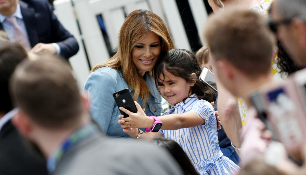 SELFIE: Melania Trump tar en selfie sammen med en ung jente i forbindelse med Det hvite hus årlige påskeeggejakt 2019. Foto: NTB Scanpix SELFIE: Melania Trump tar en selfie sammen med en ung jente i forbindelse med Det hvite hus årlige påskeeggejakt 2019. Foto: NTB Scanpix