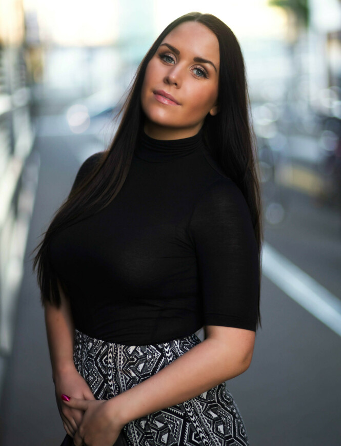 ALENE: June følte at hun ikke hadde noen å snakke med, og som hadde opplevd det samme som henne. Derfor har arbeidet med podkasten om voldtekt vært så viktig for henne. FOTO: Privat ALENE: June følte at hun ikke hadde noen å snakke med, og som hadde opplevd det samme som henne. Derfor har arbeidet med podkasten om voldtekt vært så viktig for henne. FOTO: Privat