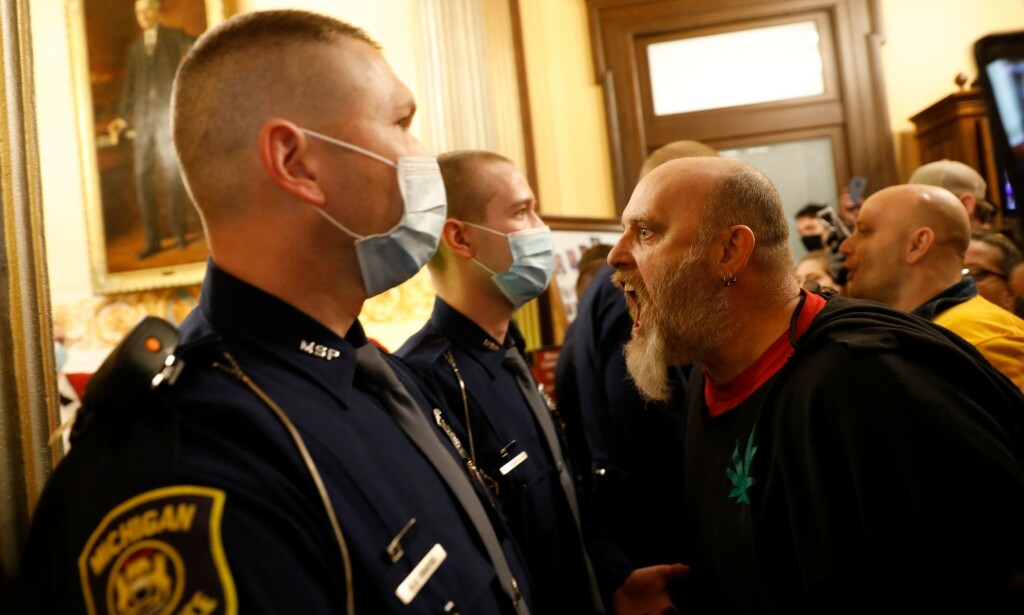 SINTE: Delstatspolitiet i Michigan måtte stanse demonstranter som forsøkte å presse seg inn i delstatsforsamlingen. Foto: JEFF KOWALSKY / AFP) SINTE: Delstatspolitiet i Michigan måtte stanse demonstranter som forsøkte å presse seg inn i delstatsforsamlingen. Foto: JEFF KOWALSKY / AFP)