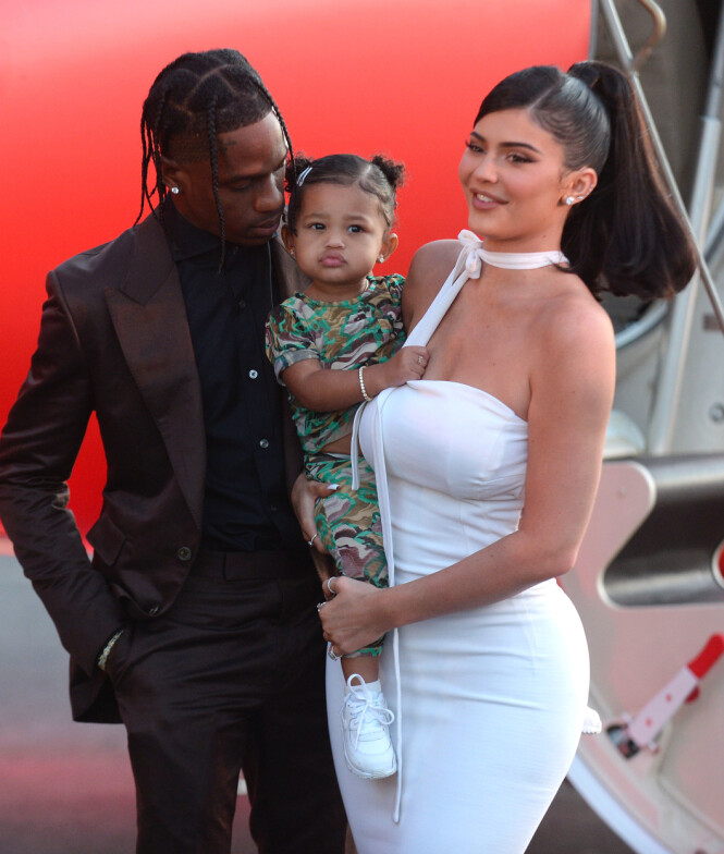 <strong>TRIO:</strong> Her er Travis Scott avbildet sammen med ekskjæresten Kylie jenner og datteren Stormi Webster i fjor. Foto: NTB Scanpix <strong>TRIO:</strong> Her er Travis Scott avbildet sammen med ekskjæresten Kylie jenner og datteren Stormi Webster i fjor. Foto: NTB Scanpix
